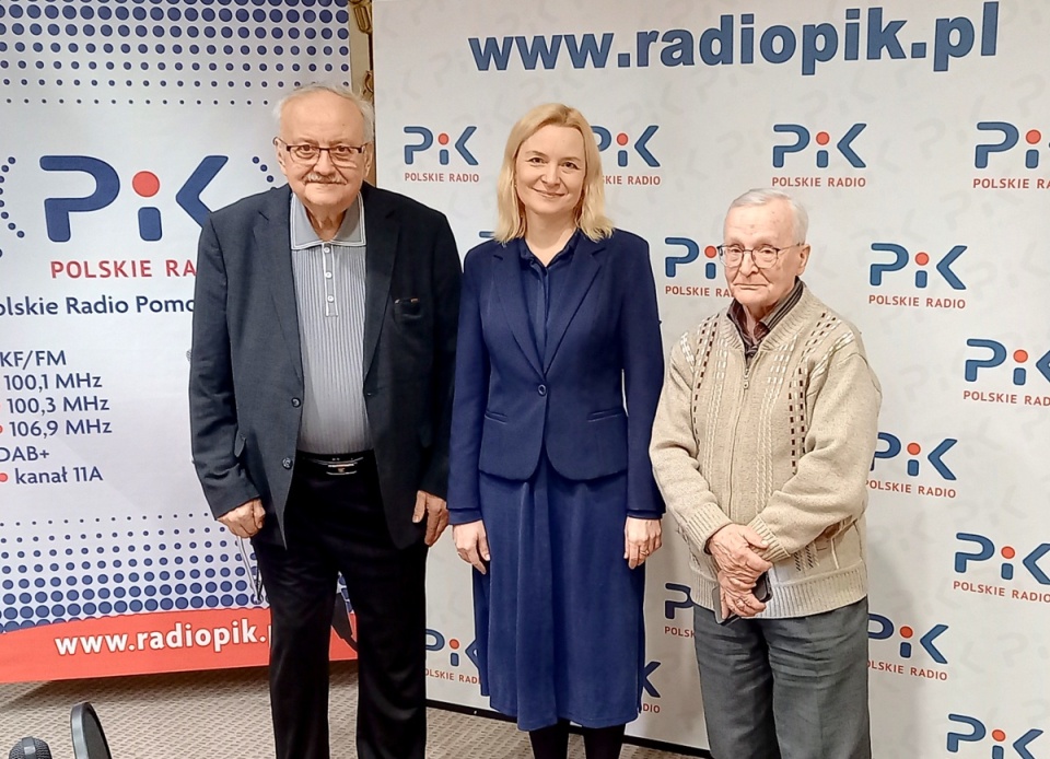 Od lewej: dr n. med. Jerzy Kąkol, Anna Dziergawka - prawnik, Sędzia Sądu Najwyższego i Aleksander Grzybek z Archikonfraterni Literackiej. Fot. Ewa Dąbrowska/PRPiK