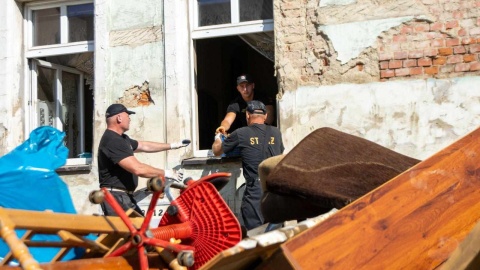 Strażacy, policjanci i terytorialsi włączyli się w pomoc powodzianom/fot: nadesłane