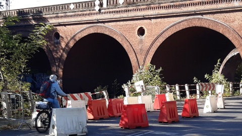 Kto naprawi osuwisko przy ul. Żeglarskiej w Bydgoszczy? Fot. Henryk Żyłkowski/PR PiK