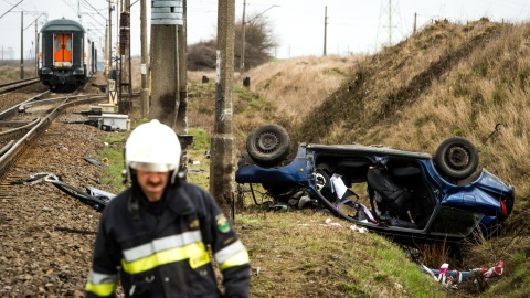 W Dziarnowie samochód wjechał pod pociąg. 2 osoby zginęły