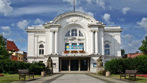 Seniorki i seniorzy na scenie Teatru W. Horzycy w Toruniu