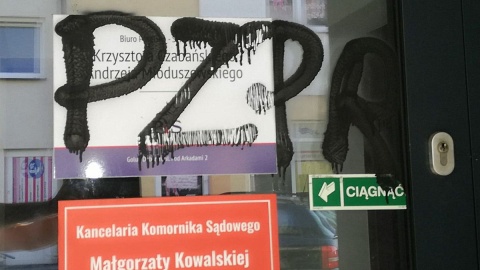 Biura polityków PiS zaatakowane przez wandali