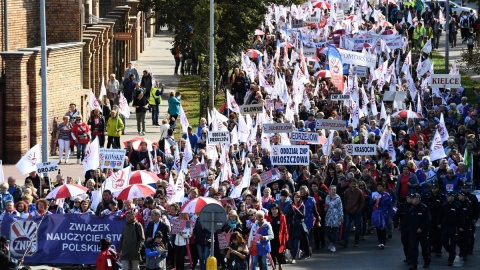 Związkowcy z ZNP żądają podwyżki i dymisji minister edukacji