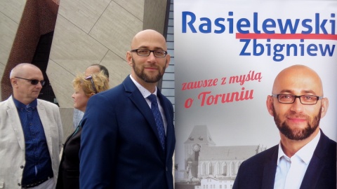 Radość w sztabie PiS w Toruniu: Czekamy na oficjalne wyniki