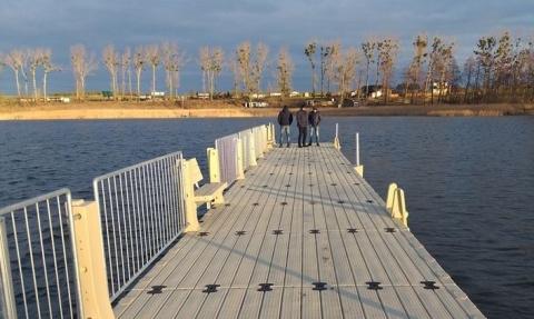 Pływająca platforma, promenada i inne atrakcje. Zimą szykują się na lato