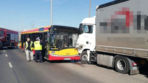 Po wypadku dwoje dzieci w szpitalu. Policja: Winny kierowca miejskiego autobusu