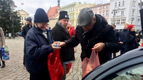 Stoły uginają się od jedzenia. W Wielkanocny Poniedziałek podziel się nim