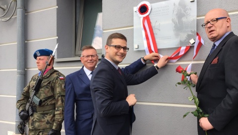 Dziś jest tu JFTC. Kiedyś stacjonowali ułani. Przypomina o tym tablica [wideo]