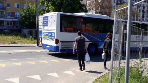 Kujawska nie dla pieszych. Nie ma przejścia, więc lawirują między samochodami [wideo]