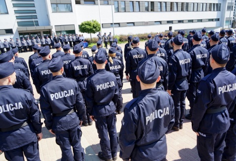 Zwarci i gotowi do służby. Młodzi policjanci już po ślubowaniu [galeria]