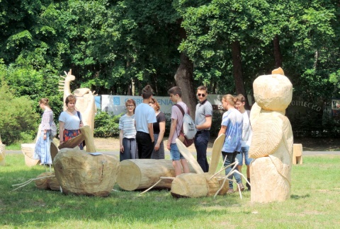 Rzeźbili w drewnie, w upale i w zmęczeniu. Zwierzęta - siedziska już gotowe [galeria]