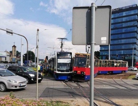 Tramwaje zderzyły się skroniami. Groźnie to wyglądało