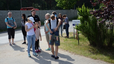 Meble, opony i puszki niemal zrosły się z lasem. Oni się z tym nie zgadzają