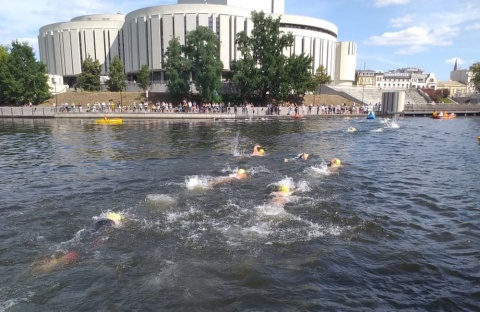 Amatorzy i uznani pływacy wskakują do Brdy. Woda Bydgoska 2019 [wideo, zdjęcia]