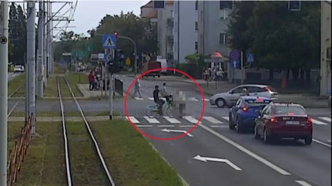 Rowerzysta z pasażerem na kierownicy zabił 86-latkę. Szuka ich policja [wideo, zdjęcia]