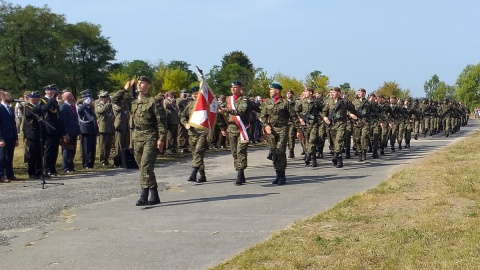 Rota przysięgi wojskowej i zapach grochówki nad poligonem w Toruniu