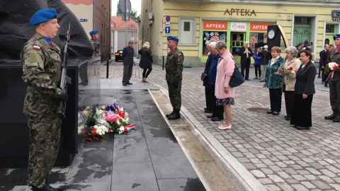 Na Starym Rynku uczczono pamięć mieszkańców Bydgoszczy, którzy zginęli w 1939 roku [wideo]