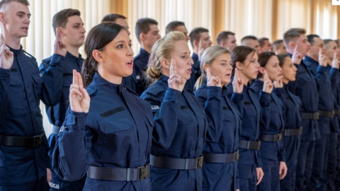 Ślubowanie nowych policjantów. Po szkoleniu będą służyć w regionie [zdjęcia]