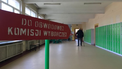 PKW: frekwencja w wyborach parlamentarnych na godz. 17 wyniosła 45,94 proc. [wideo]