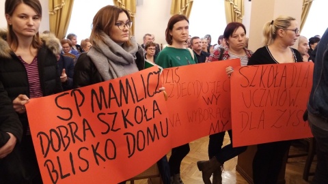 Dwie szkoły mają zostać zlikwidowane. Protest rodziców podczas sesji w Barcinie