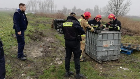 Co jest w pojemnikach przy stawie Kozłówka w Inowrocławiu