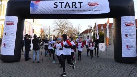 Biegacze z regionu pobiegli do Pucka, na rocznicę zaślubin Polski z morzem