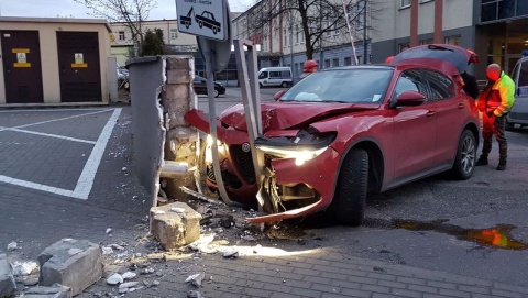 Od takiego uderzenia autem mur musiał runąć. Czy runie także teoria trzeźwości