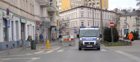 Policja na całą ulicę nadaje komunikaty o wirusie. Czy obywatele to słyszą [wideo]