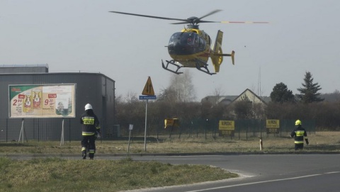 Drzewo zawaliło się na mężczyznę. Strażacy i helikopter w akcji [wideo]