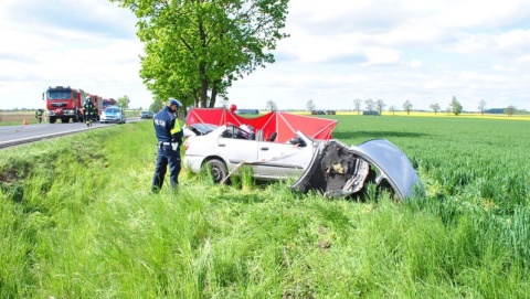 Auto osobowe zderzyło się ze śmieciarką. Nie żyje kierowca osobówki