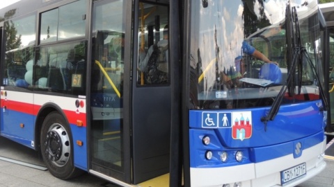 Część pasażerów sama zakończyła pandemię i nie nosi masek w autobusach