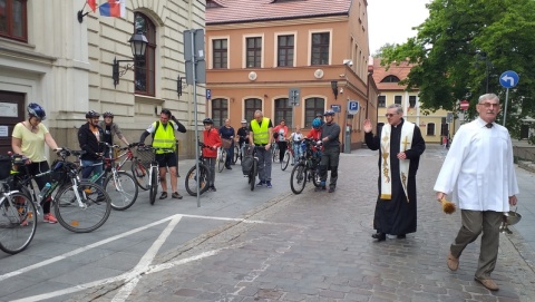 Rowerem, śladami Jana Pawła II. Finał w Opławcu, przy pamiątkowej tablicy