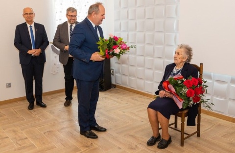 Pani Felicji Kreft życie na medal Marszałek uhonorował stulatkę