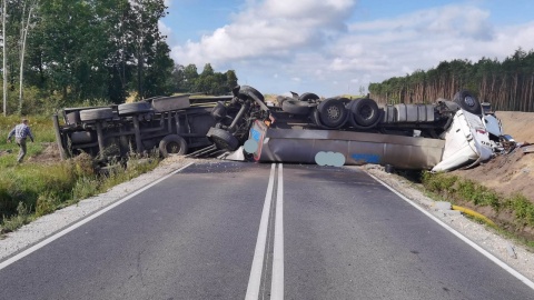 Przywrócono ruch na krajowej piątce po wypadku cysterny z mlekiem