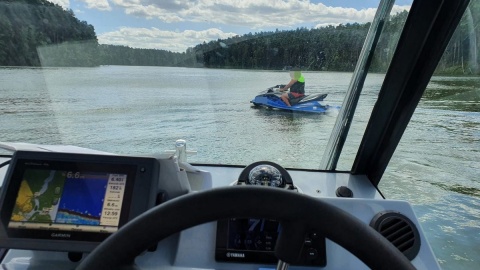 Skuterem po Zalewie Koronowskim Nie wolno. Bez uprawnień, tym bardziej