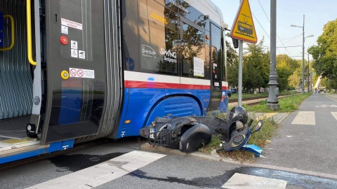 Kolizja skutera i tramwaju na bydgoskim Okolu