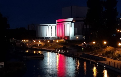 Opera w kolorach flagi Białorusi. Akcjalightforbelarus w regionie