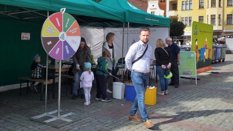 Ekologiczny piknik w Toruniu. Na zakupy siatka, plastik zalewa świat