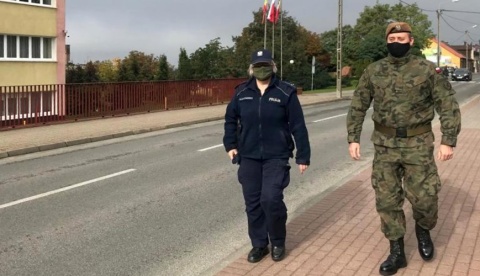 WOT i policja na ulicach. Nosisz maseczkę Możesz być spokojny