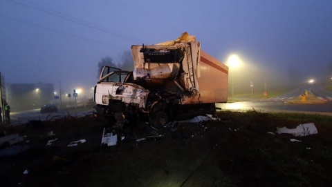 Tragedia na drodze. Jedna ciężarówka uderzyła w drugą. Kierowca nie żyje