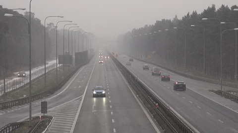 W regionie opady śniegu i marznącego śniegu z deszczem. Będzie ślisko [wideo]