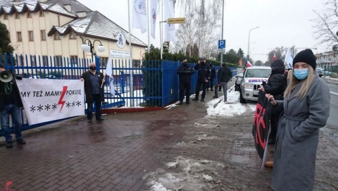 Protest pod siedzibą Radia Maryja w Toruniu: mocne słowa i zarzuty [wideo]