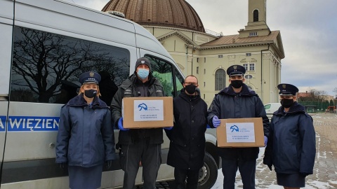 Strażnicy więzienni podzielili się ciepłem. Zimowa odzież i koce trafią do potrzebujących