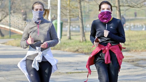 Przyłbice, szaliki i kominy raczej zakazane. Zostaną tylko maseczki