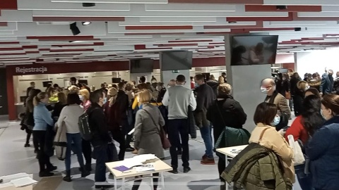 Szczepienia w Toruniu. Kilkadziesiąt osób w pomieszczeniu przez trzy godziny