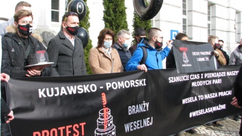 Weselnicy nie mają się z czego cieszyć. Protestują i pytają: Kiedy ślub [wideo]