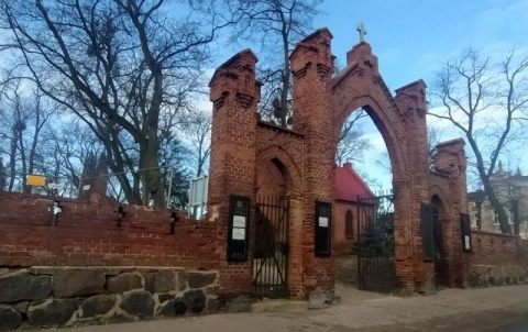 Rozpoczął się remont ogrodzenia zabytkowego cmentarza w Świeciu