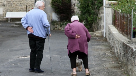 Około 10 tys. seniorów otrzyma co miesiąc kartę i 150 zł na codzienne zakupy