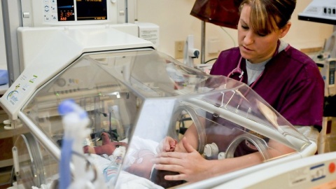 Pielęgniarki świętują i protestują: zawód jest piękny, ale potrzeba więcej rąk do pracy