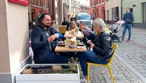 Czynne ogródki restauracyjne. Więcej osób w pociągach, tramwajach i autobusach